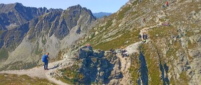 Mięguszowiecka Przełęcz Pod Chłopkiem [MPpChłopkiem z Koprowym w tle]