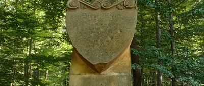 Skrzyżowanie szlaków ↔ Skrzyżowanie szlaków [Pomni Juliusza Rogera - 200m od szlaku]