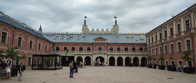 Lublin, zamek ↔ Lublin, Kaplica Świętej Trójcy [Dziedziniec zamkowy]