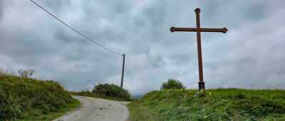 Dursztyn ↔ Łapsze Wyżne [Krzyż przy czerwonym szlaku w Dursztynie]