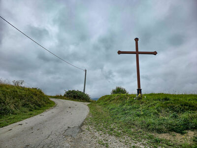 Krzyż przy czerwonym szlaku w Dursztynie