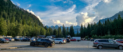 Palenica Białczańska [Palenica Białczańska - parking późnym popołudniem]