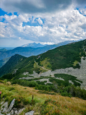 Widok ze niebieskiego szlaku przez Świstówkę w kierunku Tatr Bielskich