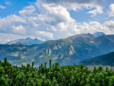 Widok ze niebieskiego szlaku przez Świstówkę w kierunku Tatr Bielskich