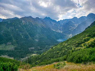 Widok na Morskie Oko spod Kępy z niebieskiego szlaku przez Świstówkę