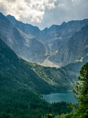 Widok na Morskie Oko z niebieskiego szlaku przez Świstówkę