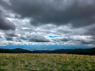 Hala Długa z widokiem (prawie) na Tatry