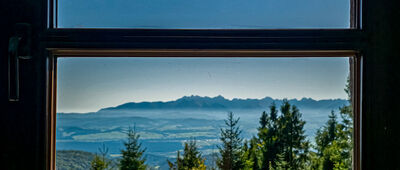 Schronisko PTTK Turbacz, rozejście szlaków [Widok z okna Schroniska PTTK na Turbaczu]