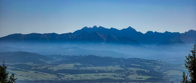 Schronisko PTTK Turbacz, rozejście szlaków [Tatry z tarasu widokowego schroniska]
