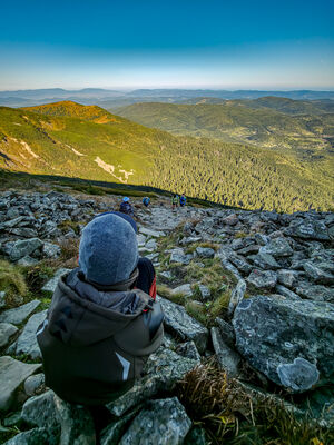 Odpoczynek na piargach (Perć Akademików na wysokości ok. 1620 m n.p.m.)