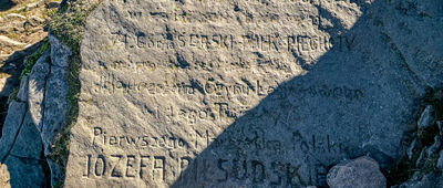 Babia Góra, odejście szlaku zielonego [Tablica "74 Górnośląski Pułk Piechoty dla uczczenia Czynu Legionowego i jego twórcy, pierwszego marszałka Polski Józefa Piłsudskiego"]