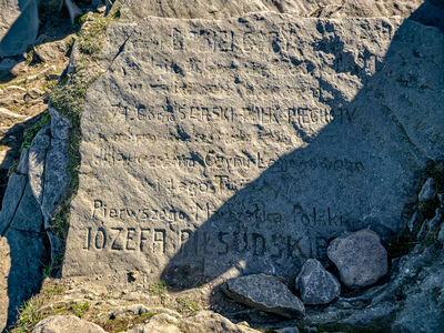 Tablica "74 Górnośląski Pułk Piechoty dla uczczenia Czynu Legionowego i jego twórcy, pierwszego marszałka Polski Józefa Piłsudskiego"