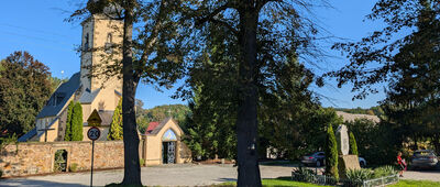 Staniszów, cmentarz [Parking pod kościołem w Staniszowie]