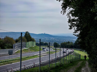 Niebieski szlak wzdłuż autostrady A4
