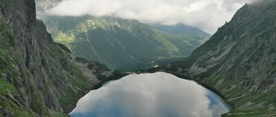 Czarny Staw Pod Rysami ↔ Rysy [Widok na Czarny Staw ze szlaku na Rysy. Tatry.]