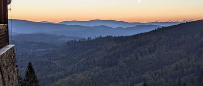 Schronisko PTTK na Stożku [Beskid Śląski. Schronisko Stożek - po prawej Tatry]