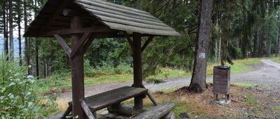 Schronisko Pod Muflonem, skrzyżowanie szlaków ↔ Droga Justyny, parking leśny