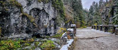 Dolina Kościeliska, wyjście z Mylnej Jaskini [Skała Pisana]