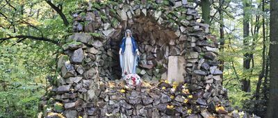 Święty Krzyż, grota Matki Bożej