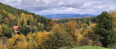 Zachełmie, Hotel Chojnik ↔ Odejście na widok Tkoczów [Sokoliki widziane z zielonego szlaku prowadzącego na Przełęcz Ludomira Różyckiego]