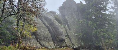 Pod Ostrą Małą ↔ Ostra Mała, punkt widokowy [Skałki w okolicy Ostrej Małej]