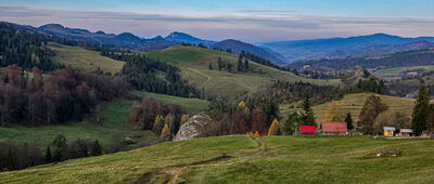 Rezerwat Biała Woda, Zapustek ↔ Przełęcz Rozdziela [Żółty szlak na Rozdziela z Zapustka]