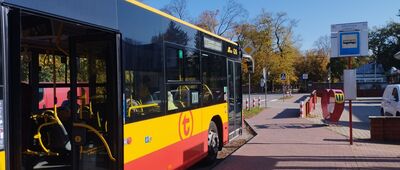 Młochów [Autobus linii 733 na przystanku w Młochowie]