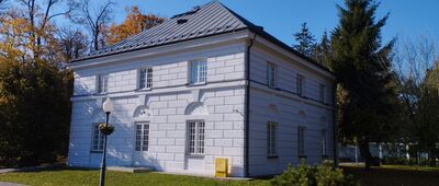 Młochów ↔ Skrzyżowanie szlaków zielony / żółty [Jedna z oficyn w młochowskim parku]