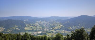 Rozejście szlaków ↔ Szczebel, kaplica polowa [Widok na Beskid Makowski ze Szczebla]