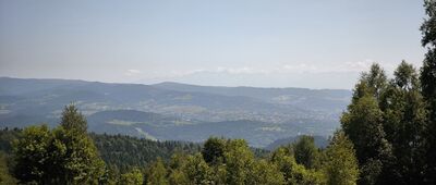 Rozejście szlaków ↔ Miejsce katastrofy śmigłowca Mi-2 [Widok na Gorce i Tatry z masywu Lubonia]