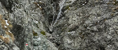 Sedlo pod Svišťovkou ↔ Chata pri Zelenom plese, rázc. [Zabezpieczony łańcuchami odcinek w żlebie]