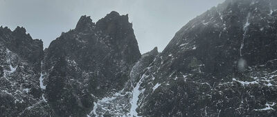 Rázcestie pod Sedielkom ↔ Téryho chata [Widok na Czerwoną Ławkę ze zbocza Pięciostawiańskiej Kopy (Pfinnova kopa)]