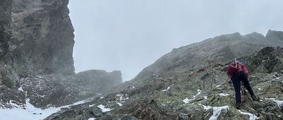 Rázcestie pod Sedielkom ↔ Priečne sedlo (Czerwona Ławka) [Początek zabezpieczonego łańcuchami podejścia pod przełęcz]