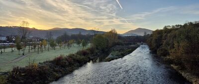 Pcim ↔ Pcim, zakład [Raba z czarnego szlaku prowadzącego mostem w Pcimiu]