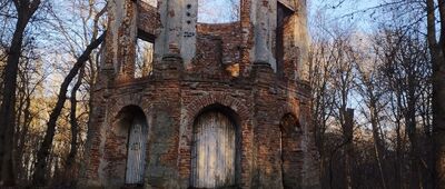 Rezerwat Morysin [Ruiny pałacyku w rezerwacie]