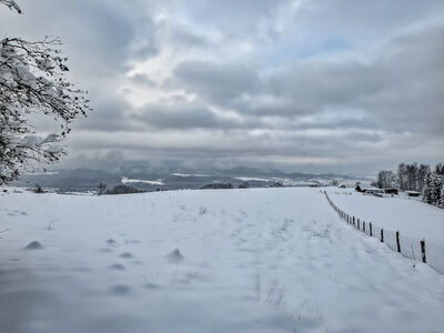 Zimowy zielony szlak na Kudów z widokiem na... Tatry