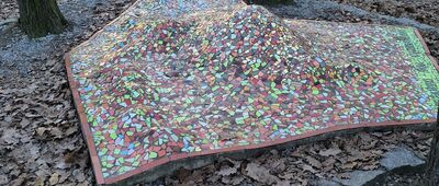 Dom Turysty Pod Wieżycą [Ceramiczna mapa Ślężańskiego Parku Krajobrazowego]