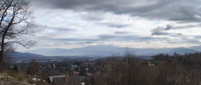 Równia pod Kozią ↔ Bystra Śląska, ul. Beskidzka [Widok na Bramę Wilkowicką i Beskid Mały z podejścia pod Równię.]