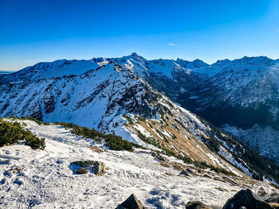 Czerwony szlak z widokiem na Tatry Wysokie