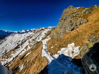 Widok z Głównej Grani Tatr spod Małej Suchej Czuby Kondrackiej