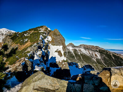 Widok z Głównej Grani Tatr na Małą Suchą Czubę Kondracką