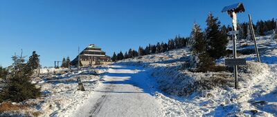 Schronisko PTTK Odrodzenie, skrzyżowanie