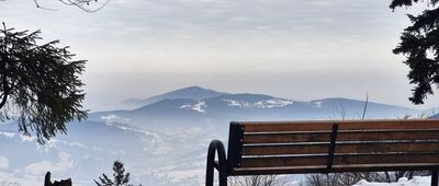Szczebel, kaplica polowa [Ciecień nad Wierzbanowską Górą, widziane ze Szczebla]