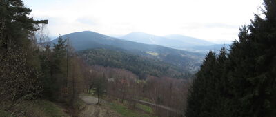 Przełęcz Jaworzyce ↔ Rozejście szlaków pod Lubomirem [Zejście z Lubomira - widok na Wierzbanowską Górę, Śnieżnicę i Ćwilin???]