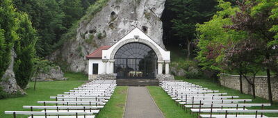 Siamoszyce, kąpielisko ↔ Podzamcze, ul. Partyzantów [Kaplica pw. NMP Skałkowej w Podzamczu]