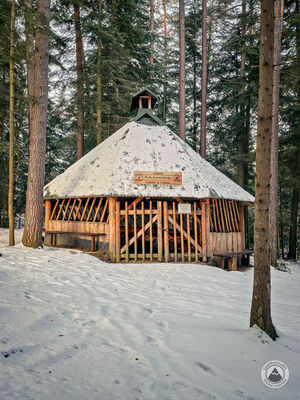 Wiata Koła Łowieckiego "Luboń" przy czarnym szlaku na Szczebel