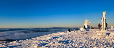 Babia Góra, odejście szlaku zielonego [Wschód słońca na Babiej Górze. Widok w kierunku Małej Fatry.]