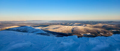 Babia Góra, dojście szlaku żółtego [Widok na północ z Babiej Góry (w tle ośnieżony Beskid Śląski j)]