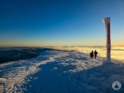 Czerwony szlak pod Babią Górą tuż po wschodzie słońca