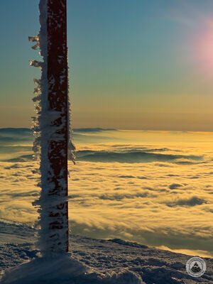 Czerwony szlak pod Babią Górą tuż po wschodzie słońca